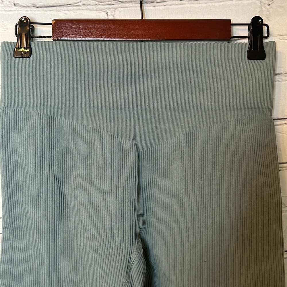 Two-Piece Ribbed Green Exercise Set Size Medium Excellent Condition - Picture 10 of 11